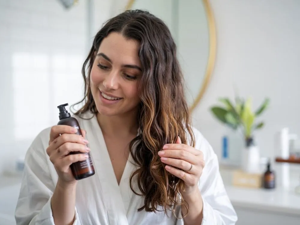 Jak używać jedwab do włosów, aby uniknąć zniszczeń i osiągnąć blask