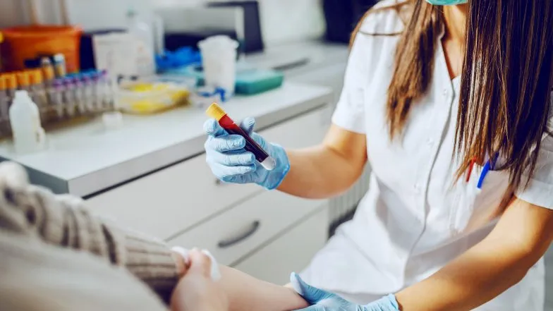 Ile nie pić alkoholu przed badaniem krwi, aby uniknąć błędnych wyników?