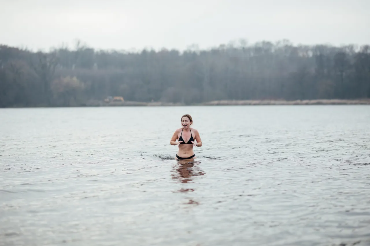 Po co rozgrzewka przed morsowaniem? Klucz do bezpiecznego wejścia do wody