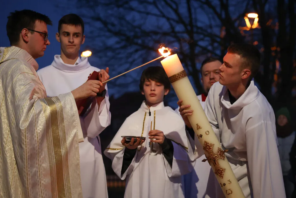 Czy liturgia wigilii paschalnej a msza w niedzielę - co musisz wiedzieć?