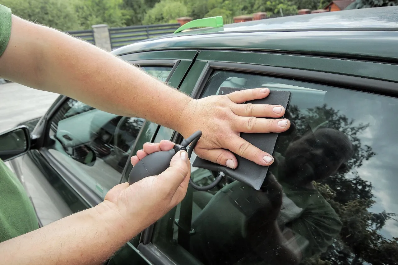 Jak bezpiecznie otworzyć zatrzaśnięty samochód VW T5: poradnik właściciela