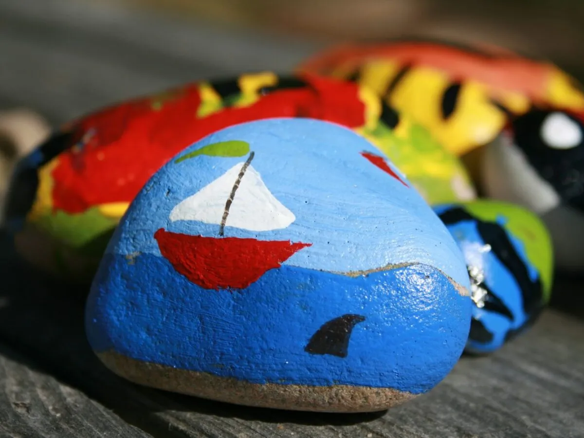 Malowanie kamieni: farby, techniki i jak zabezpieczyć dzieło