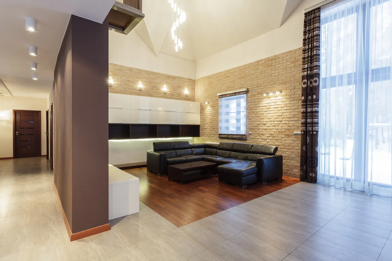 Jak rozjaśnić ciemny salon? Proste sposoby na jasne wnętrze