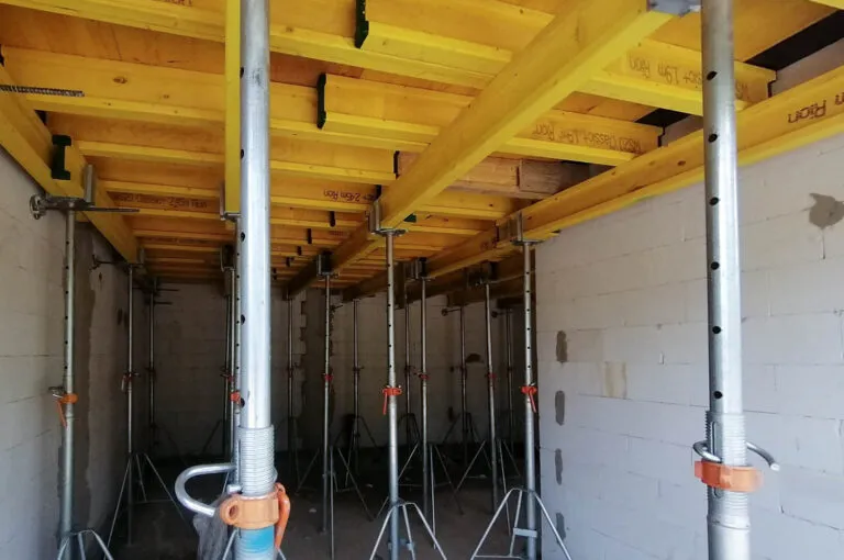 Ile desek na szalunek stropu: 5 kluczowych obliczeń budowlanych