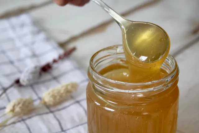 Czy miód tuczy? Poznaj prawdę o kaloriach i zdrowotnych korzyściach