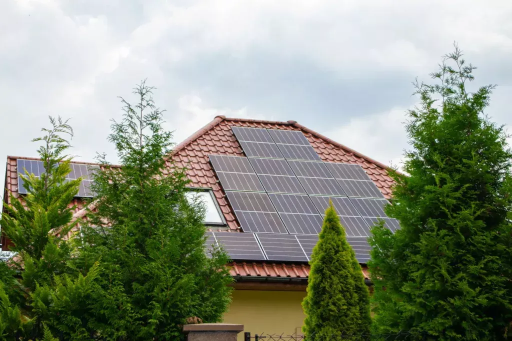Przydomowa elektrownia słoneczna koszt: ile naprawdę zapłacisz?