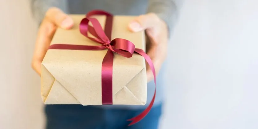Jak zapakować prezent w pudełku? Sztuczki i porady od ekspertów