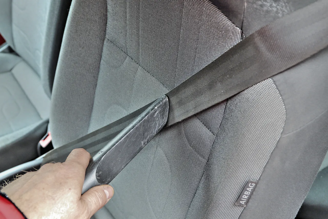 Pas się nie zwija? Jak naprawić zwijacz pasów bezpieczeństwa