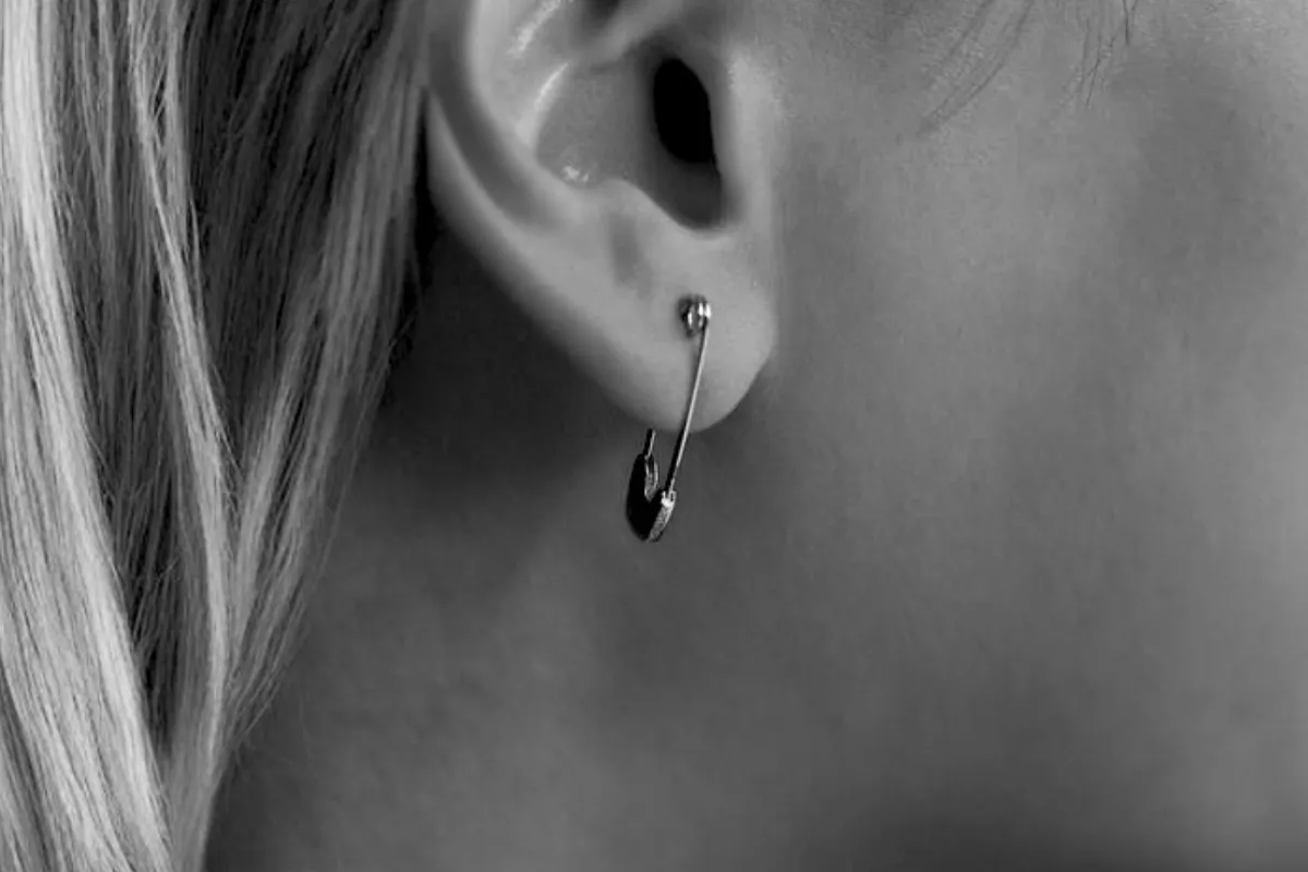 Co oznacza naszyjnik z agrafką? Poznaj jego głębokie znaczenie