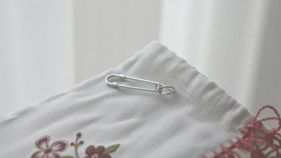 Co oznacza naszyjnik z agrafką? Odkryj jego symbolikę i historię