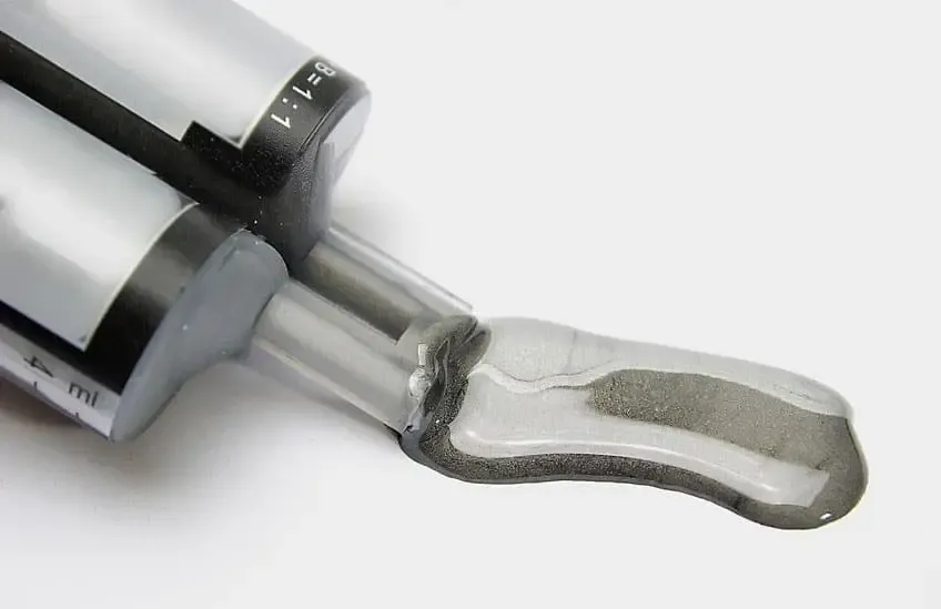 Czy można mieszać cement z klejem? Odkryj ryzyka i zalecenia