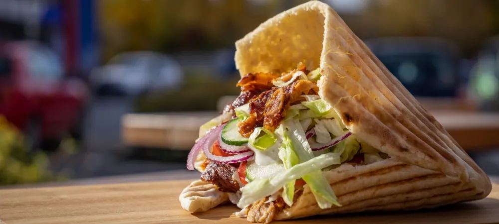 Jak wygląda kebab w Turcji? Odkryj wyjątkowe smaki i style serwowania