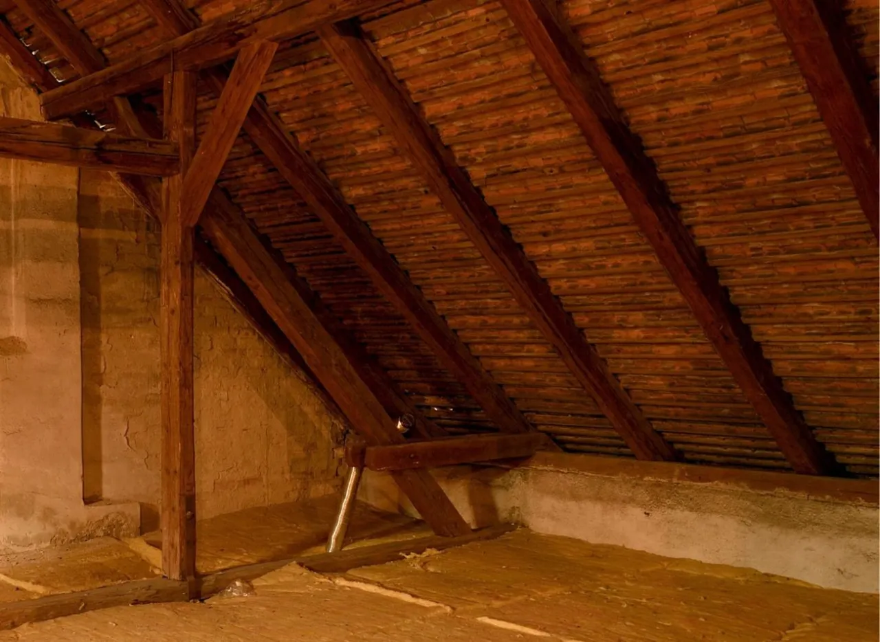 Ocieplenie poddasza: Czy warto? Koszty, materiały i oszczędności