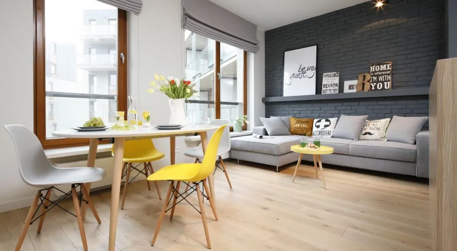 Krzesła dla tych co przyszli poczytać komentarze – humor i aranżacja wnętrz