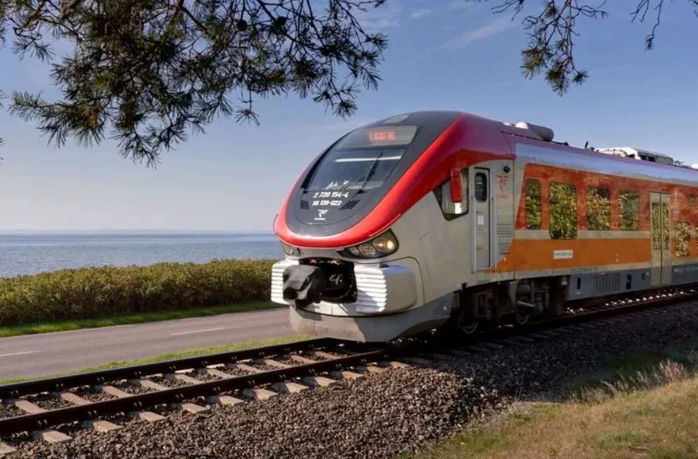 Do jakich miast nad morzem można dojechać pociągiem i jak to zrobić?