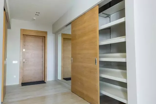 Jakie kolory do przedpokoju w bloku sprawią, że będzie większy?