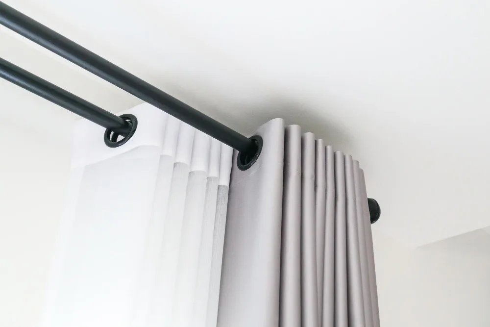 Karnisz pojedynczy czy podwójny: wybór, który odmieni twoje wnętrze