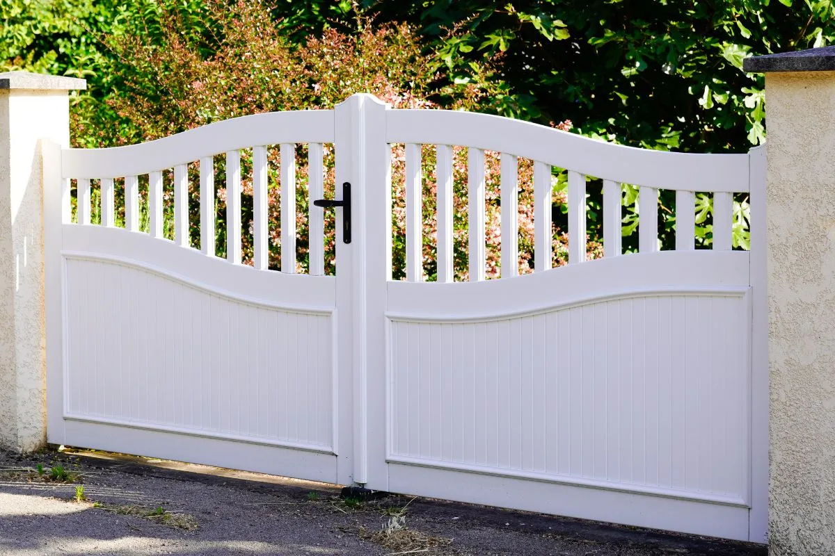 Brama dwuskrzydłowa z furtką - czy to Twój idealny wjazd?