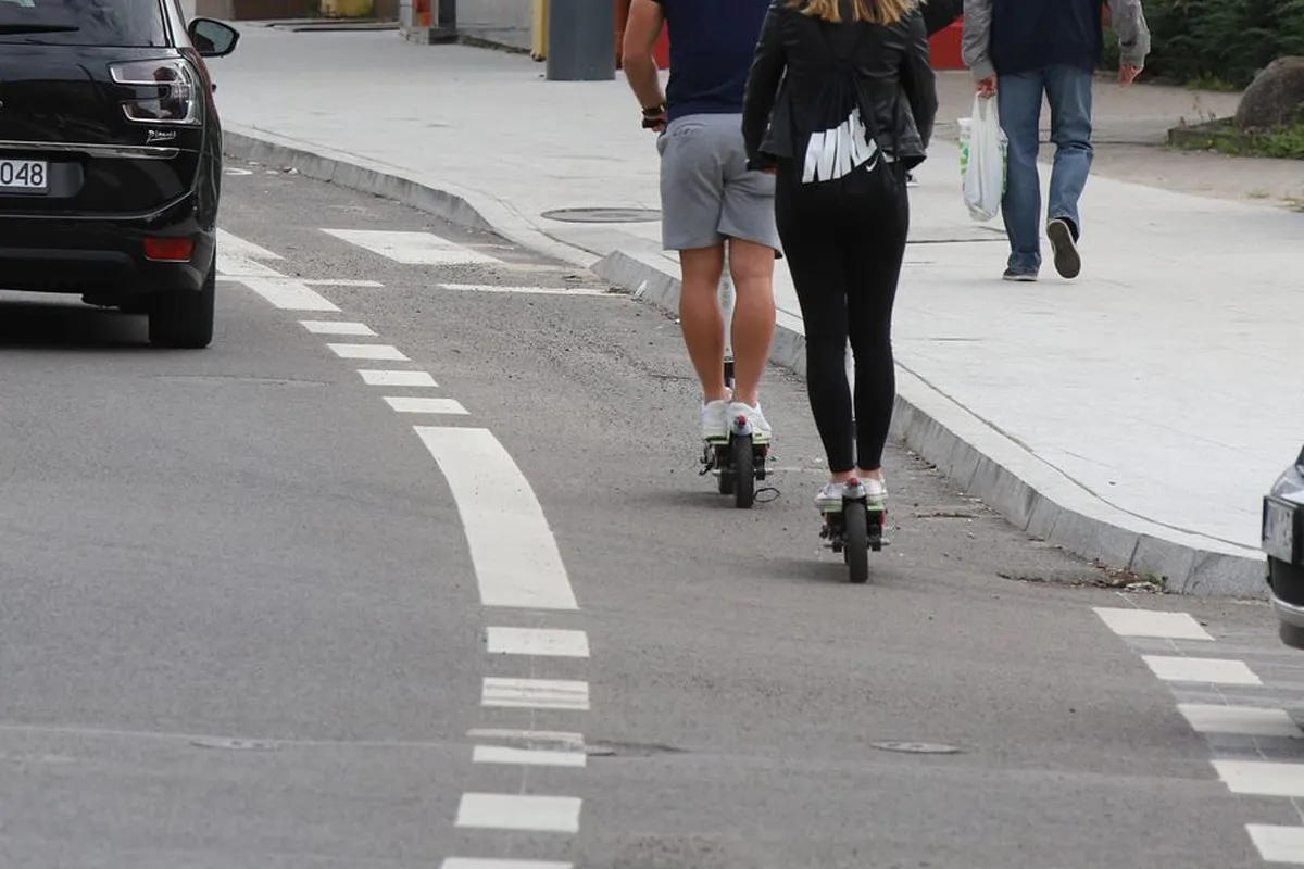 Czy hulajnogą można jeździć po chodniku? Sprawdź przepisy i zasady