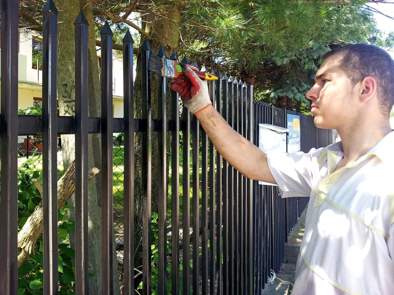 Skuteczne sposoby na to, czym wyczyścić metalowe ogrodzenie bez rdzy