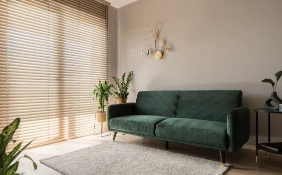 Jakie meble do zielonej kanapy – stwórz idealną aranżację wnętrza