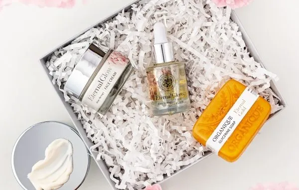 Najlepsze kosmetyki na prezent, które zachwycą każdą kobietę