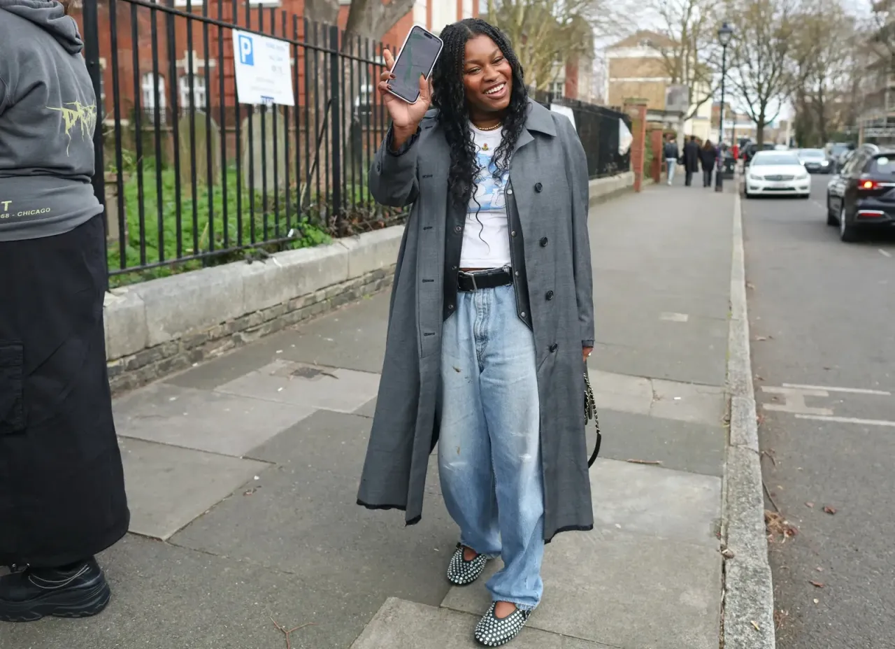 Jakie buty zimowe do mom jeans wybrać, by stylowo przetrwać zimę?