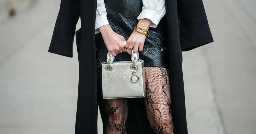 Jaki kolor rajstop do czarnej spódnicy, aby wyglądać stylowo?