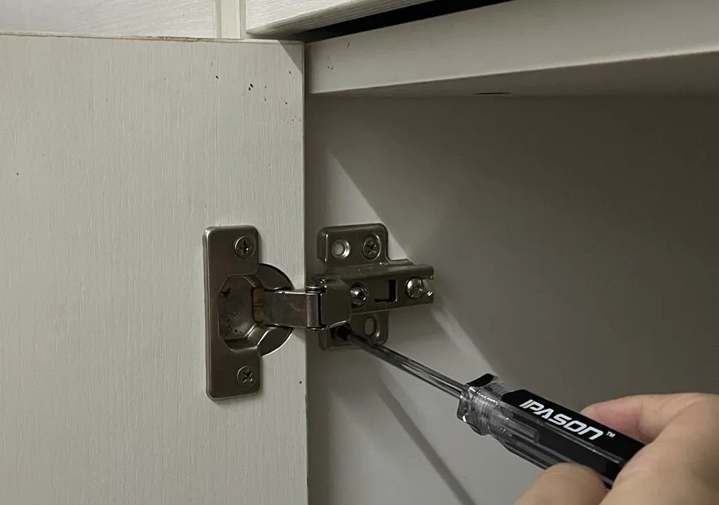 Jak przykręcić zawiasy do szafki - proste kroki, które musisz znać