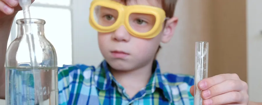 5 eksperymentów z wodą, które zachwycą każde dziecko i uczą przez zabawę 5 eksperymentów z wodą, które zachwycą każde dziecko i uczą przez zabawę