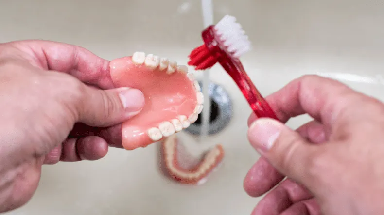 Czym czyścić protezy zębowe, aby uniknąć uszkodzeń i bakterii?