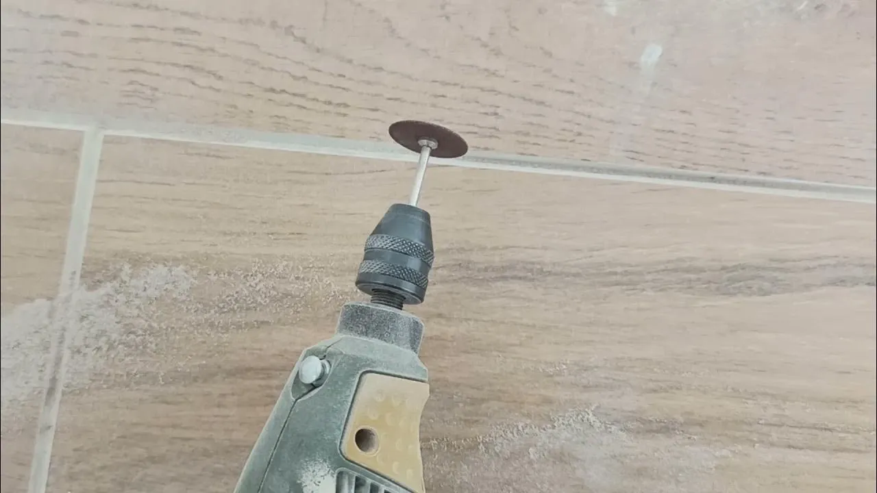 Jak usunąć fugę z płytek - skuteczne metody i najczęstsze błędy