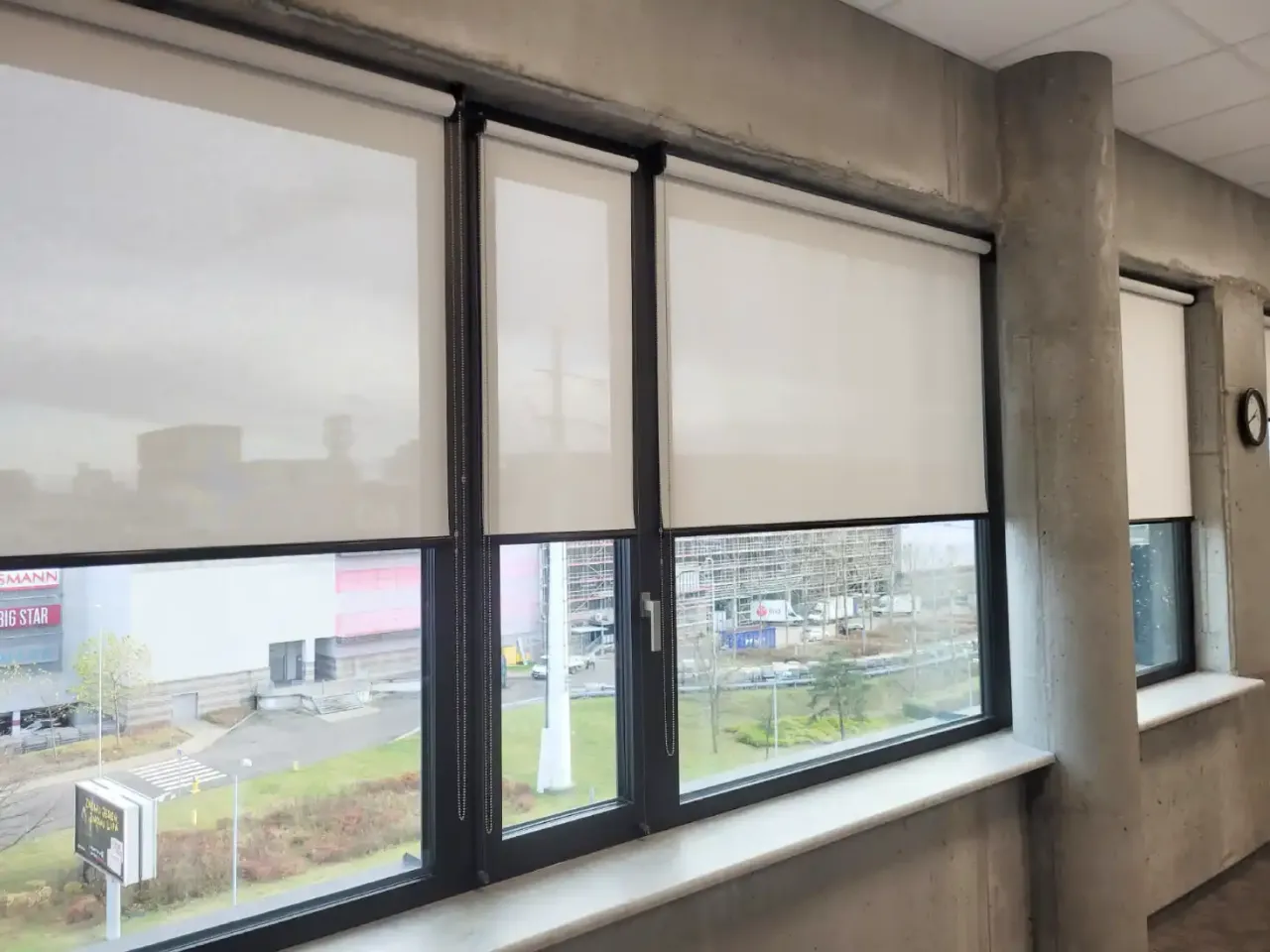 Jakie rolety do okien z wywietrznikami zapewnią wentylację i styl?