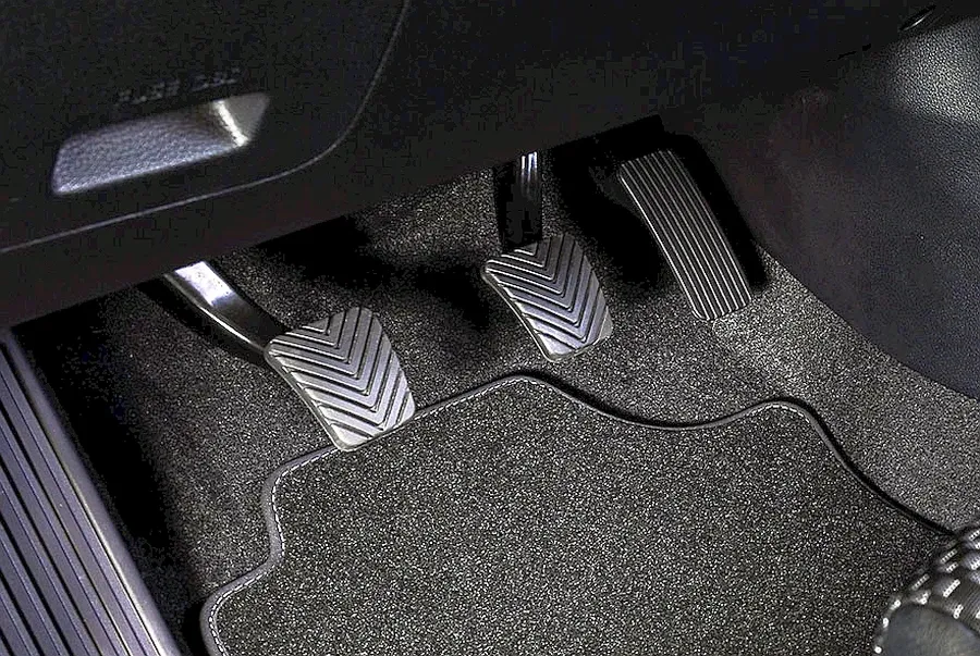 Poznaj 6 najgroźniejszych objawów awarii pompy sprzęgła w Twoim aucie