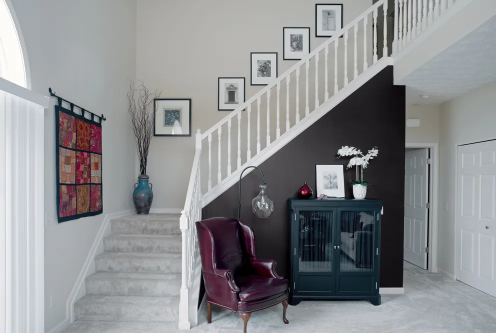 Jak ozdobić schody w domu: 10 inspirujących pomysłów na dekoracje