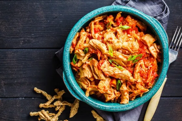 Pomysły na dania z gotowanych udek z kurczaka, które zaskoczą smakami