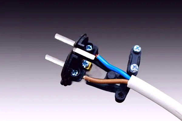 Jak podłączyć kabel 3 żyłowy do wtyczki - uniknij niebezpieczeństw i błędów