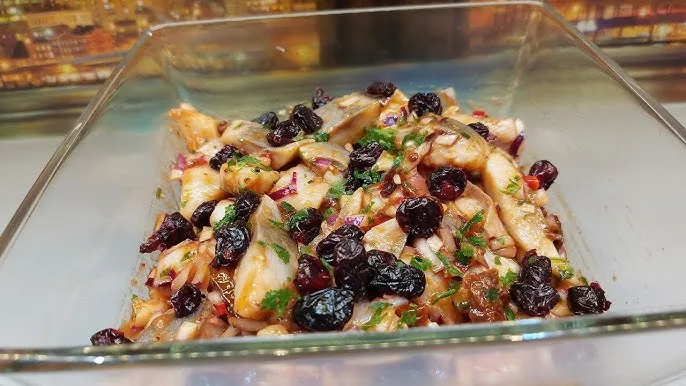 Śledzie z suszonymi pomidorami i żurawiną odmienią ten przysmak?