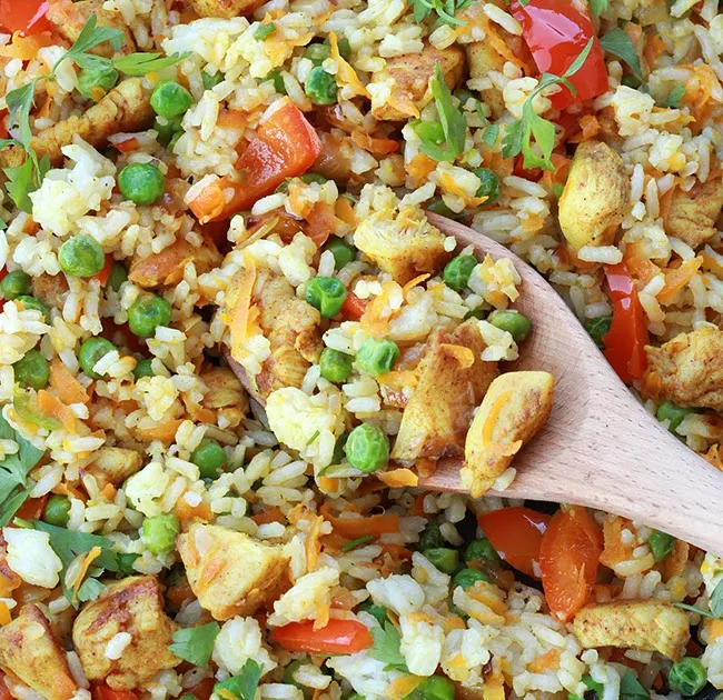 Przepis na zdrowy ryż z kurczakiem, który zaskoczy Twoje kubki smakowe