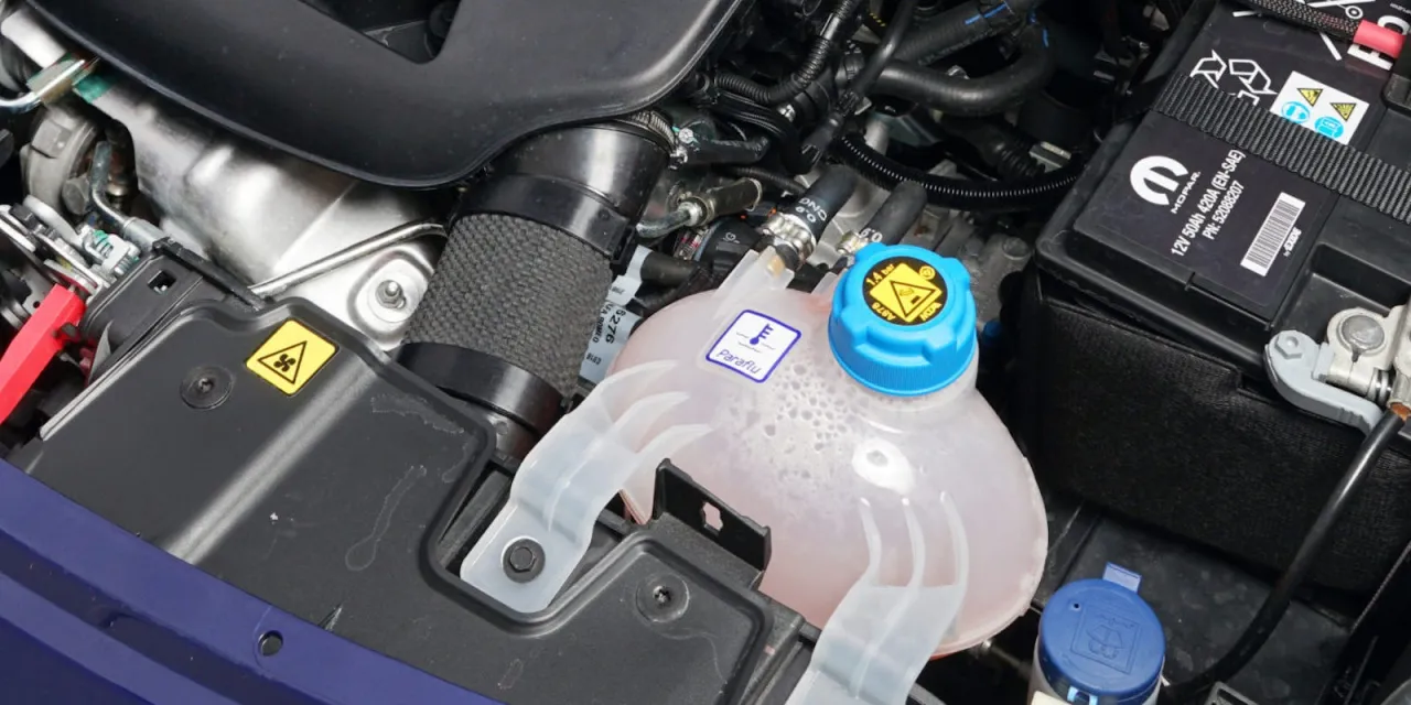 Kühlflüssigkeit Klimaanlage Auto nachfüllen Kosten: So hoch können sie sein