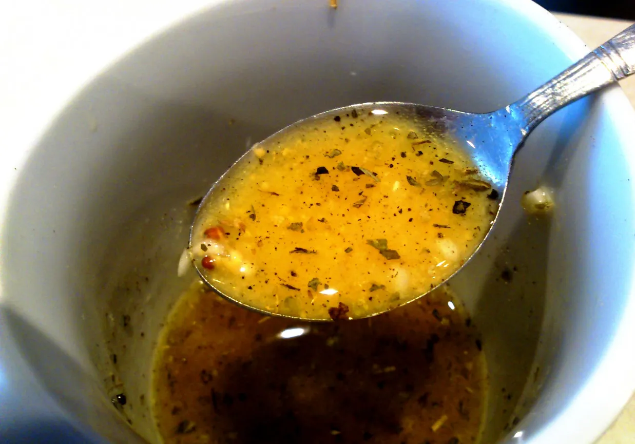 Jak zrobić dressing do sałatki? Sekrety smaku i złote proporcje.