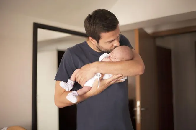 Jak trzymać niemowlaka na kolanach bezpiecznie i komfortowo