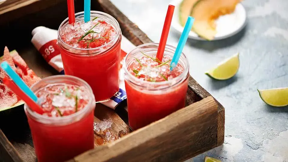Orzeźwiający drink z arbuzem – idealne przepisy na lato i imprezy