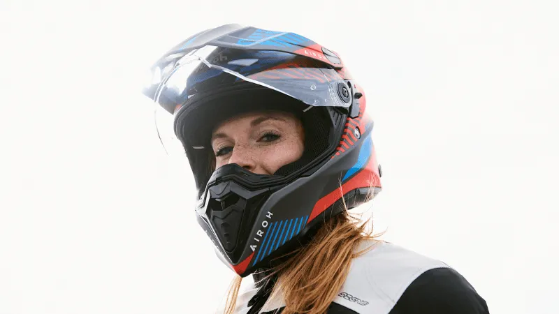 Jak zakładać kask motocyklowy, aby uniknąć błędów i zapewnić bezpieczeństwo