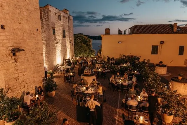 Szybenik: Gdzie zjeść dobrze i tanio? Porady eksperta!