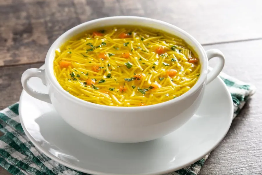 Ile kalorii ma bulion drobiowy? Zaskakujące różnice w wartościach!