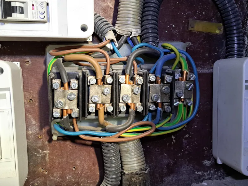 Ile kosztuje podłączenie siły do mieszkania w bloku? Sprawdź szczegóły!