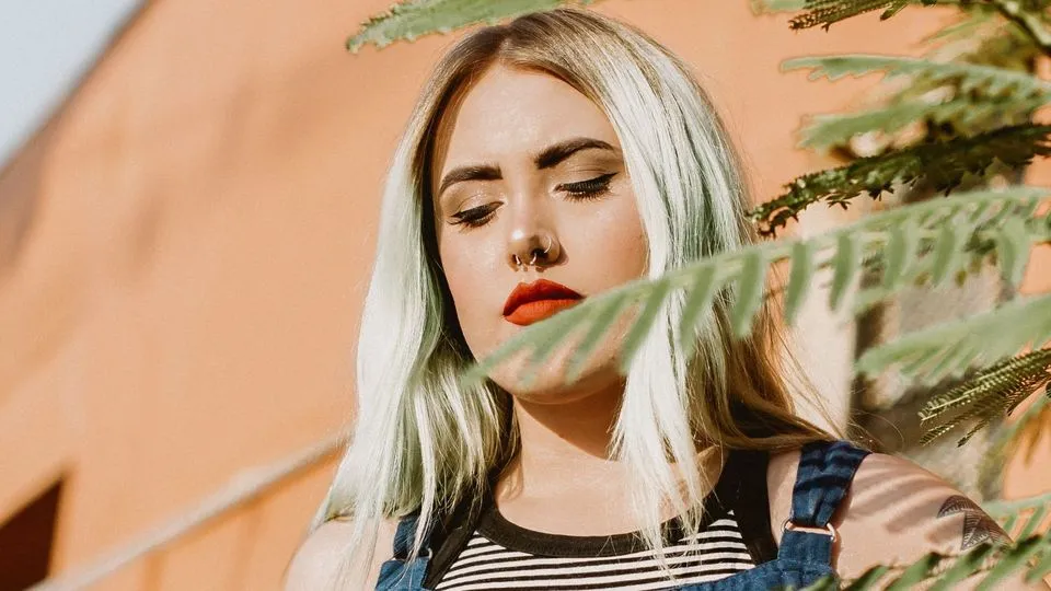 Czy kolczyk w nosie jest bezpieczny? Poznaj ryzyka i zasady pielęgnacji