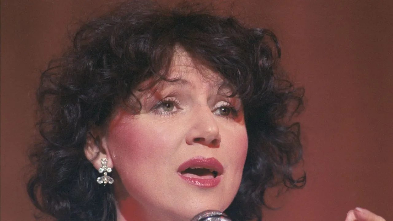 Kto śpiewa papierowy księżyc? Poznaj Halinę Frąckowiak i jej utwór