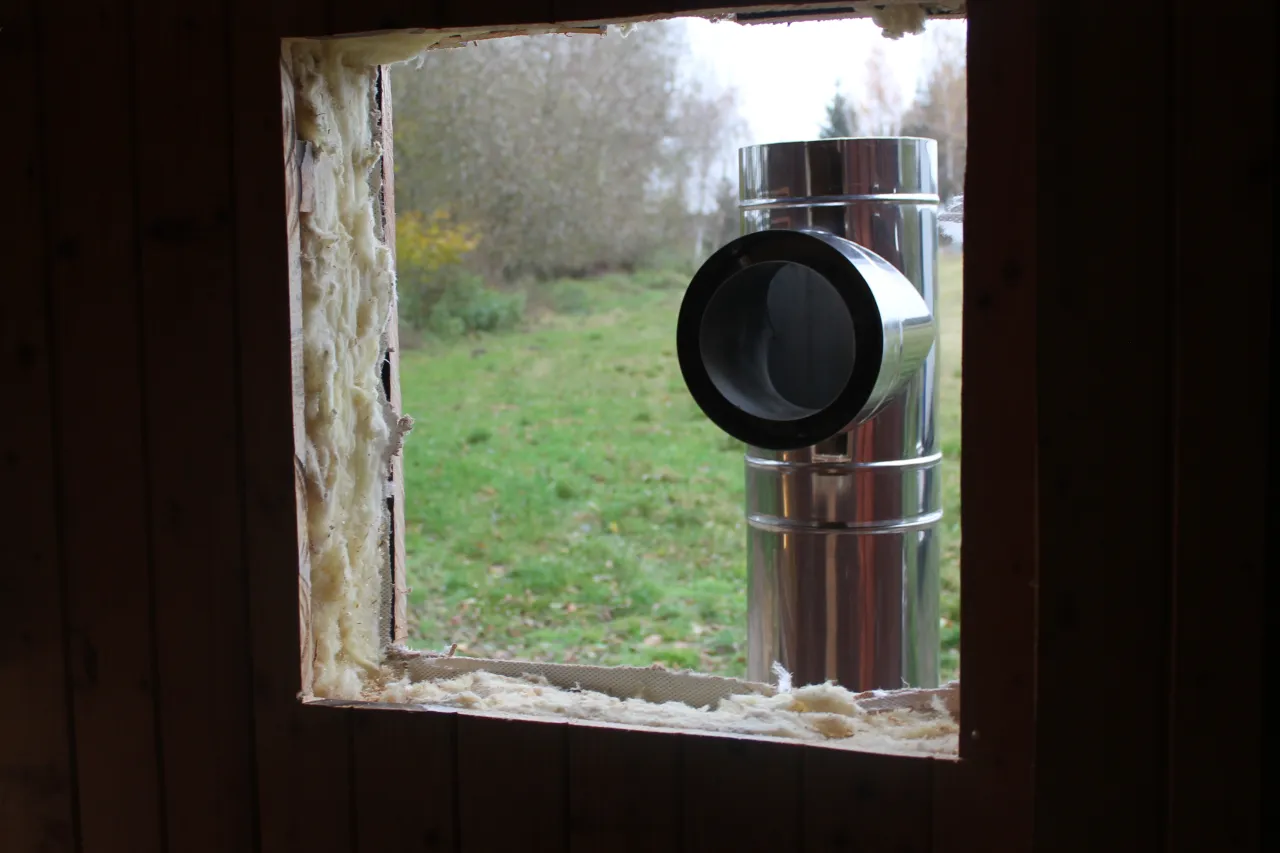 Przejście komina przez ścianę drewnianą - Jak uniknąć pożaru?